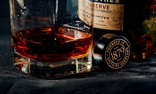 Leer hoe de Hearach Whisky wordt gedistilleerd